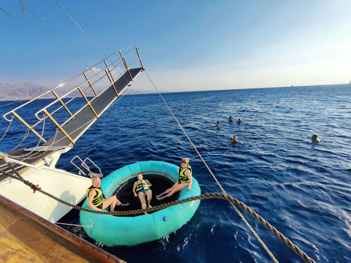 Израиль. Из Эйлата туристы могут отправиться на морскую прогулку на яхте и купаться в открытом море Израиль. Из Эйлата туристы могут отправиться на морскую прогулку на яхте и купаться в открытом море