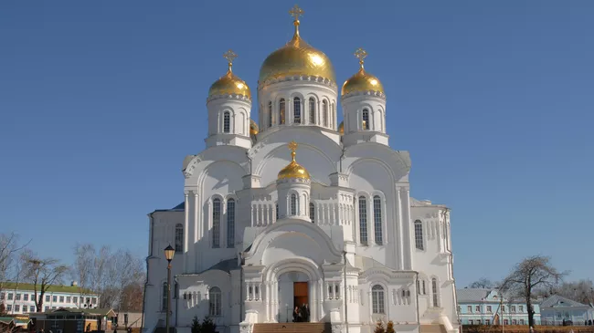 Вид на Успенский собор Дивеевского женского монастыря.