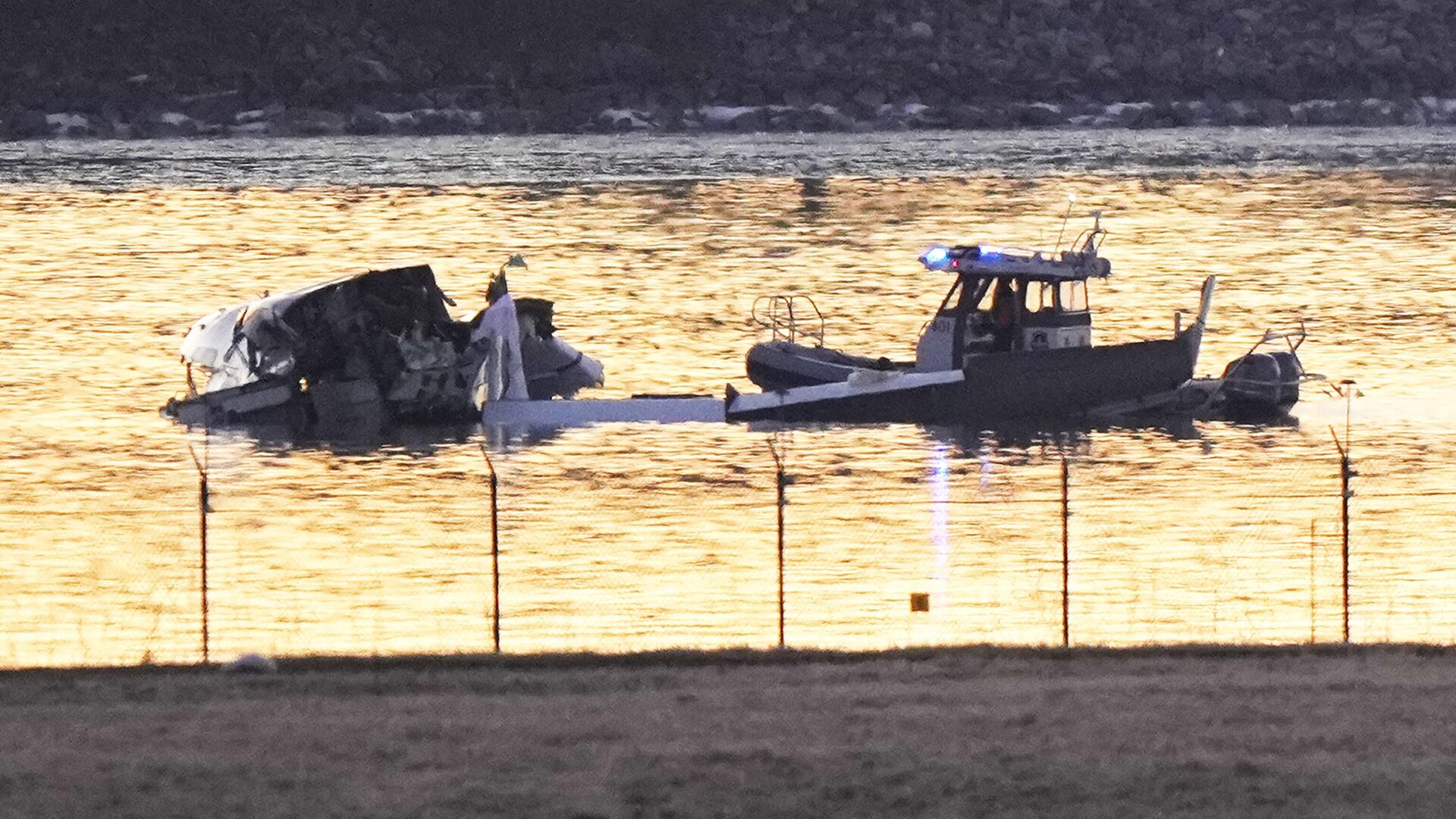 Поисково-спасательные работы на месте крушения самолета на реке Потомак - РИА Новости, 1920, 30.01.2025
