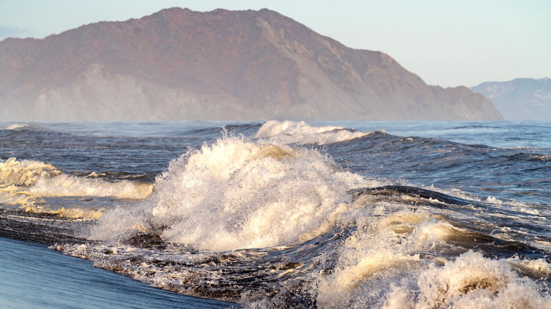 Волны на берегу Халактырского пляжа на полуострове Камчатка - РИА Новости, 1920, 30.08.2025
