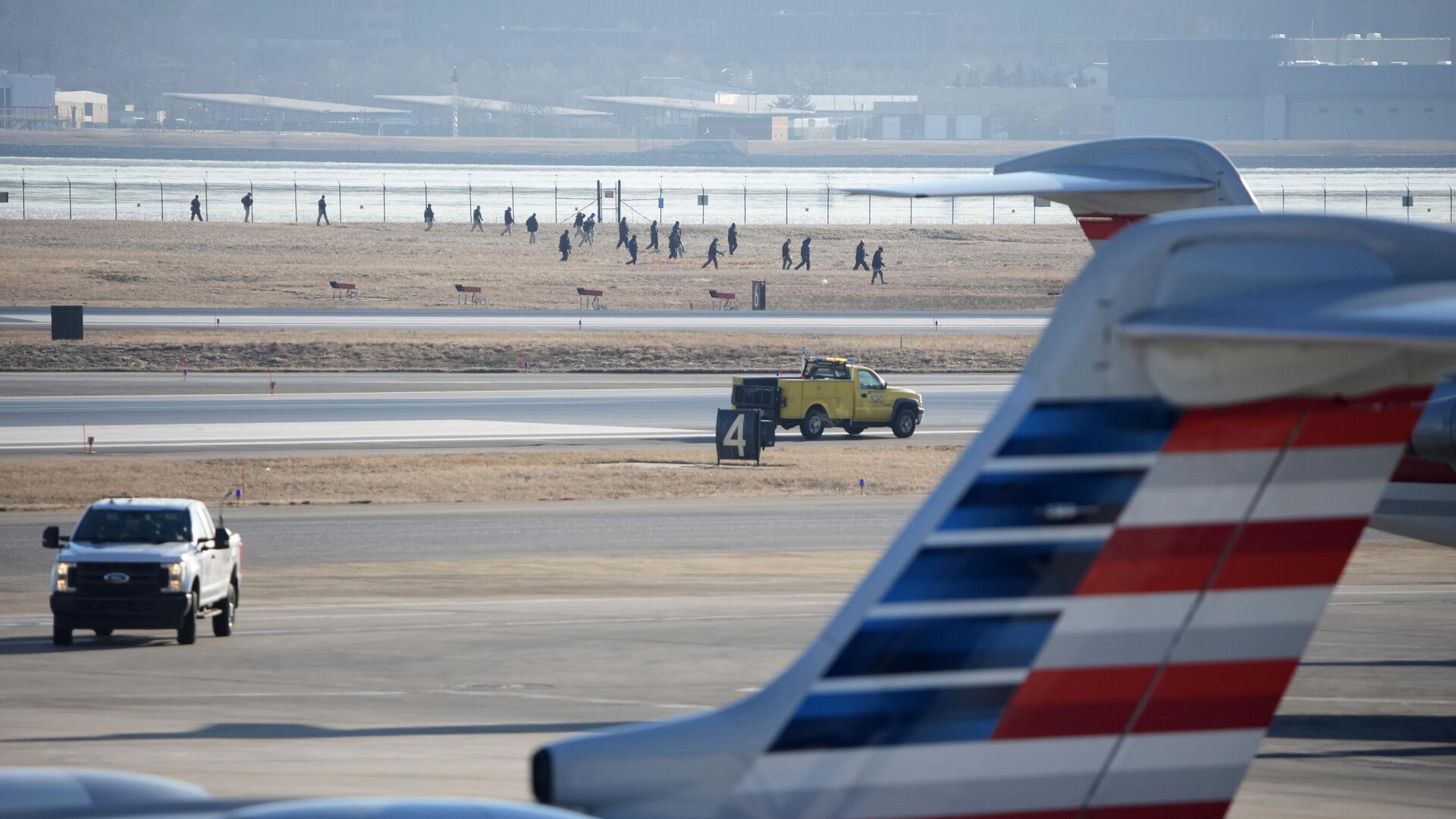 Сотрудники правоохранительных органов на территории национального аэропорта имени Рейгана в районе места крушения самолета American Airlines - РИА Новости, 1920, 30.01.2025