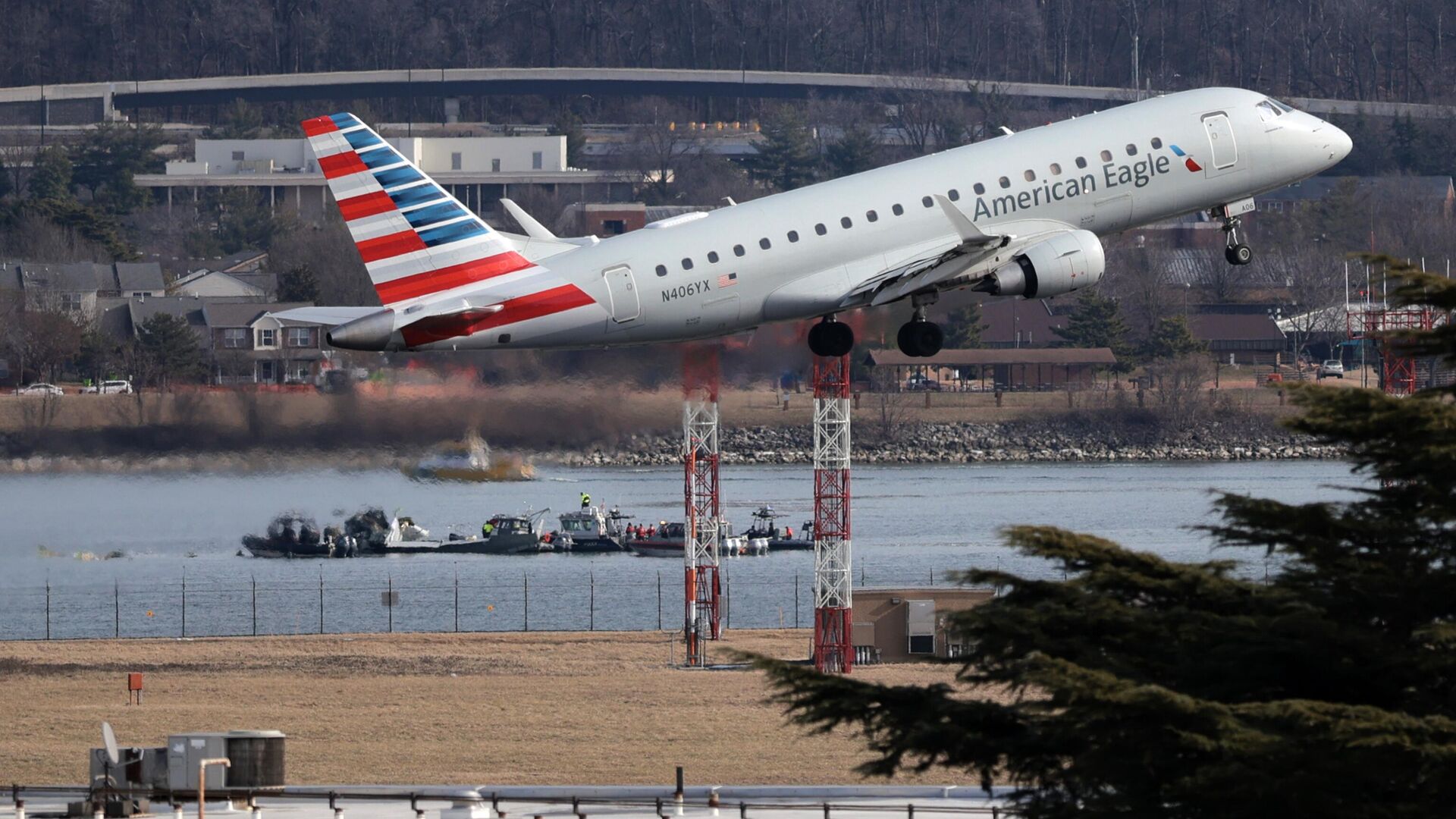 Самолет взлетает из Национального аэропорта имени Рейгана недалеко от места аварийно-спасательной операции на реке Потомак Самолет взлетает из Национального аэропорта имени Рейгана недалеко от места аварийно-спасательной операции на реке Потомак - РИА Новости, 1920, 31.01.2025