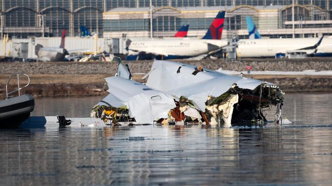 Обломки на месте крушения самолета American Airlines после столкновения с военным вертолетом Black Hawk в Вашингтоне