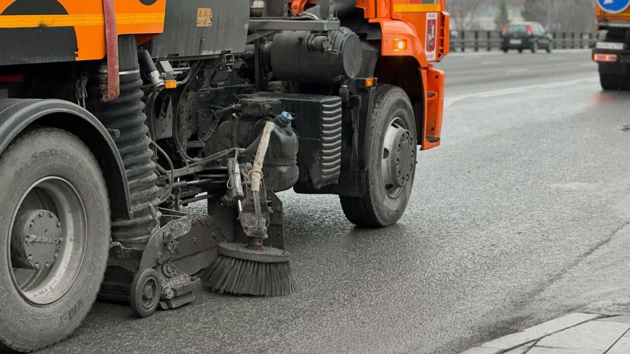 Подметально-вакуумная техника вышла на улицы Москвы - РИА Новости, 1920, 31.01.2025