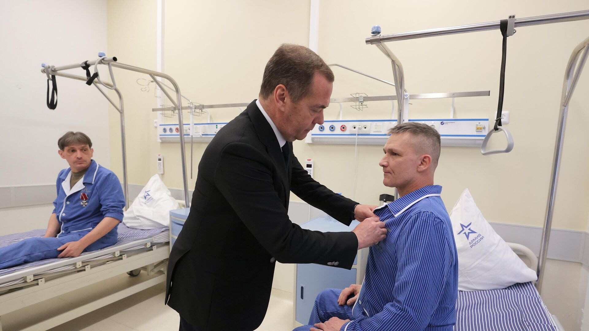 Дмитрий Медведев вручает награды военнослужащим во время посещения Военно-медицинской академии им. С.М. Кирова в Санкт-Петербурге - РИА Новости, 1920, 31.01.2025