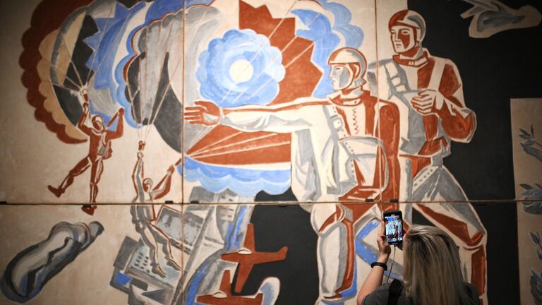 Панно Новые Химки Элеоноры Жареновой на выставке Искусство в масштабе. Монументальная живопись Москвы в Музее Москвы Панно Новые Химки Элеоноры Жареновой на выставке Искусство в масштабе. Монументальная живопись Москвы в Музее Москвы