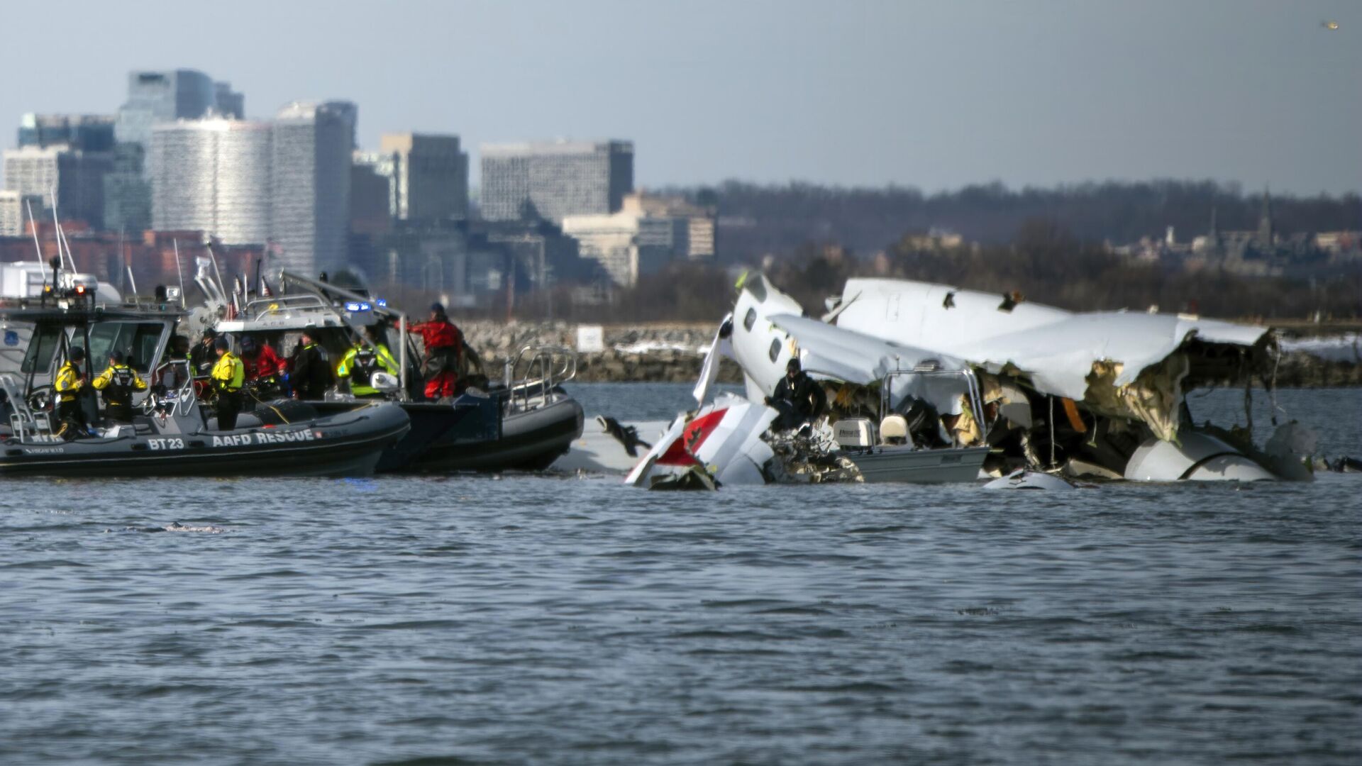 Обломки на месте крушения самолета American Airlines после столкновения с военным вертолетом Black Hawk в Вашингтоне - РИА Новости, 1920, 05.02.2025