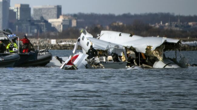 Обломки на месте крушения самолета American Airlines после столкновения с военным вертолетом Black Hawk в Вашингтоне