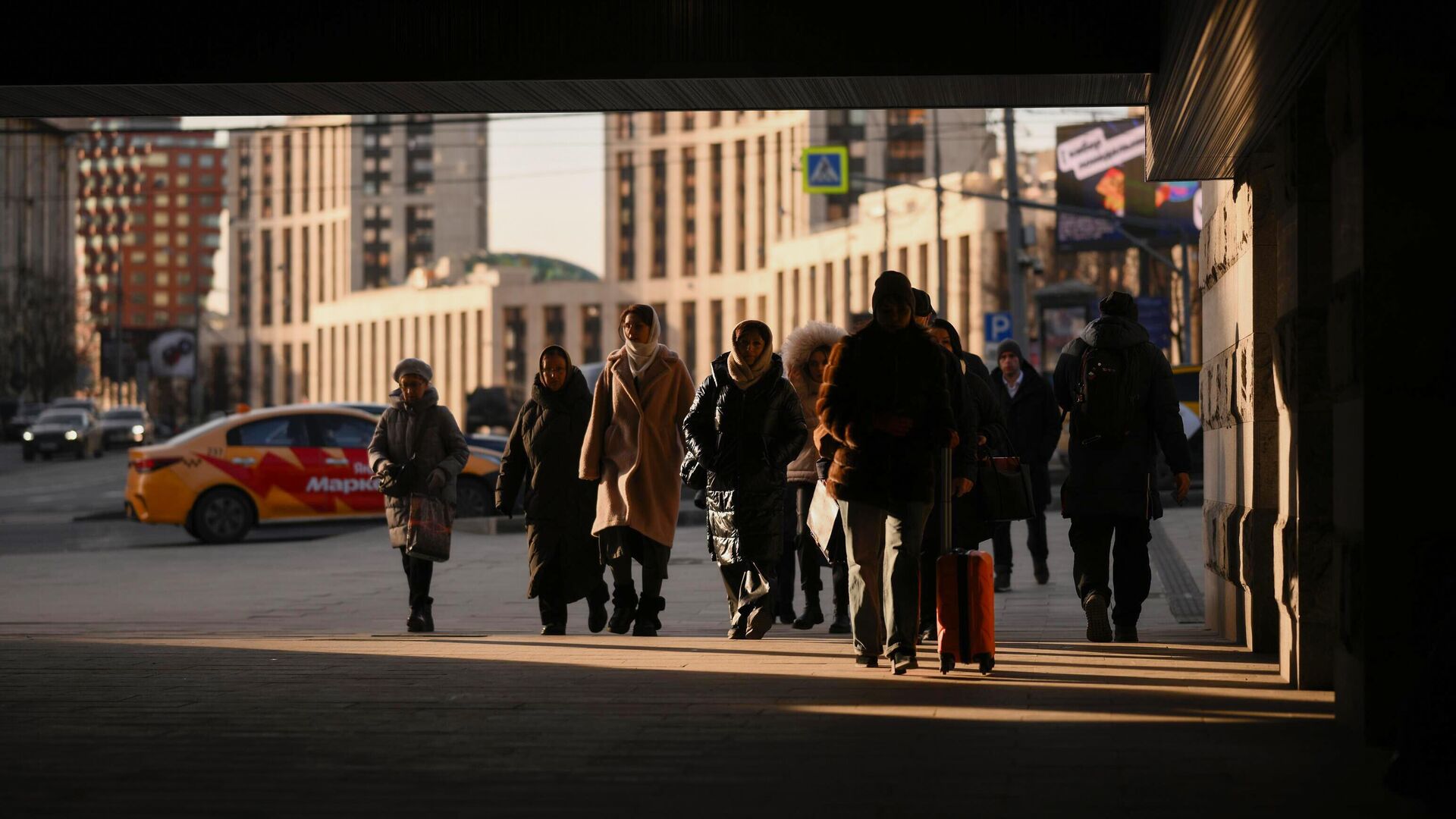 Прохожие на улице в Москве - РИА Новости, 1920, 26.01.2025