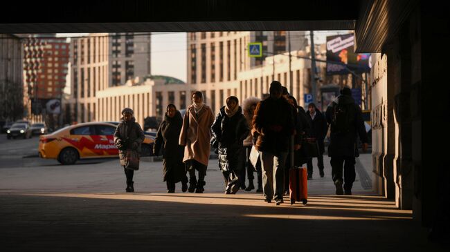 Прохожие на улице в Москве