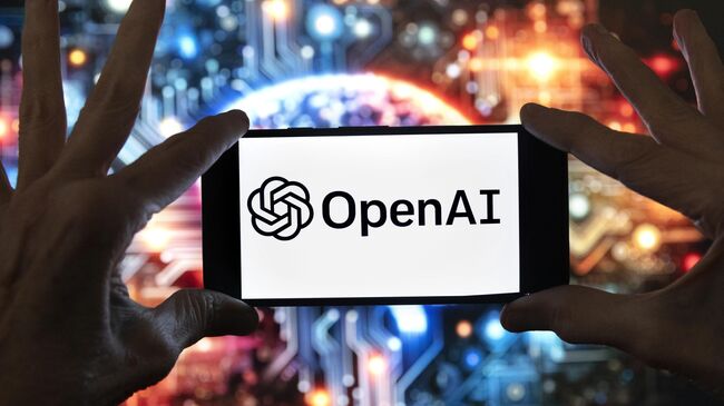 Логотип OpenAI на экране мобильного телефона