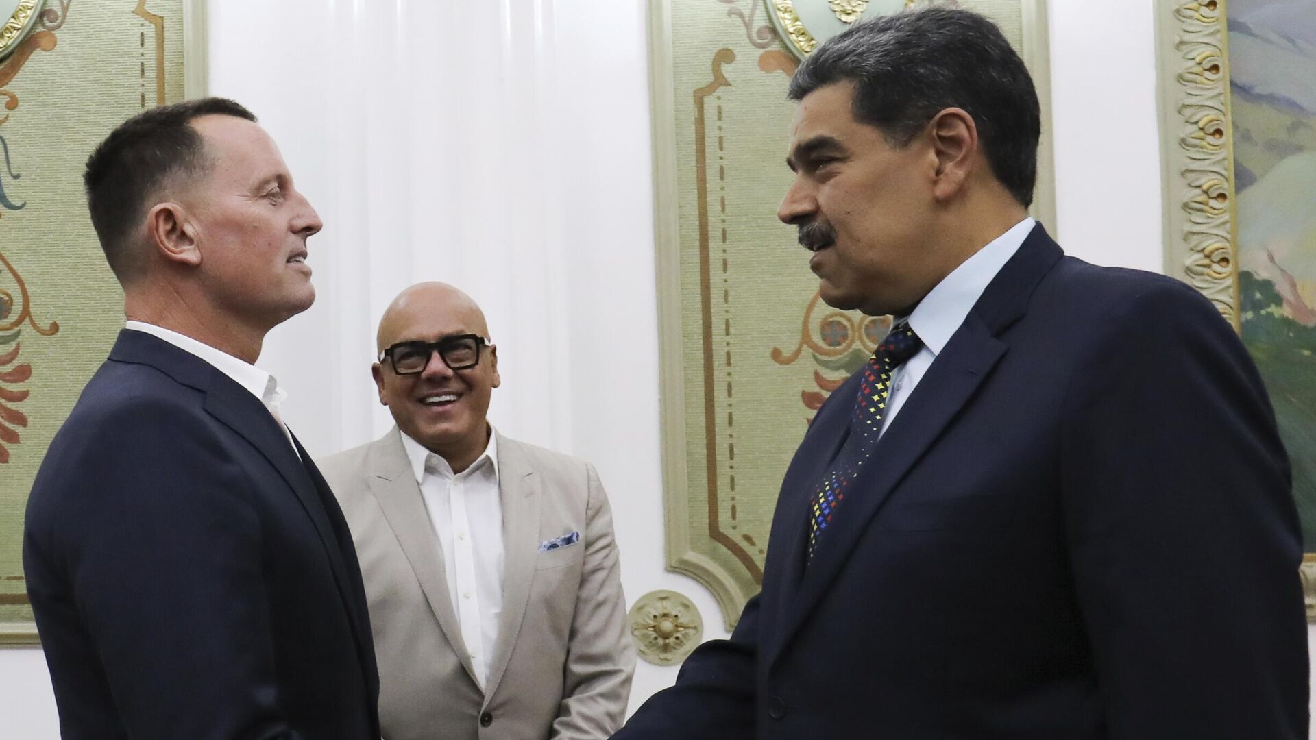 Президент Венесуэлы Николас Мадуро и спецпосланник президента США Ричард Гренелл во время встречи - РИА Новости, 1920, 31.01.2025