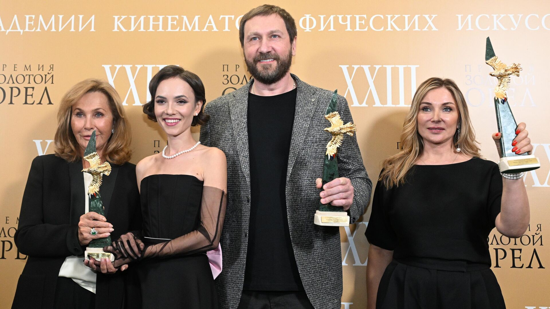 Продюсер Екатерина Жукова, актриса Стася Милославская, режиссер Алексей Андрианов и продюсер Мария Ушакова, на торжественной церемонии вручения ХХIII Национальной премии в области кинематографии Золотой Орел. 31 января 2025  - РИА Новости, 1920, 31.01.2025