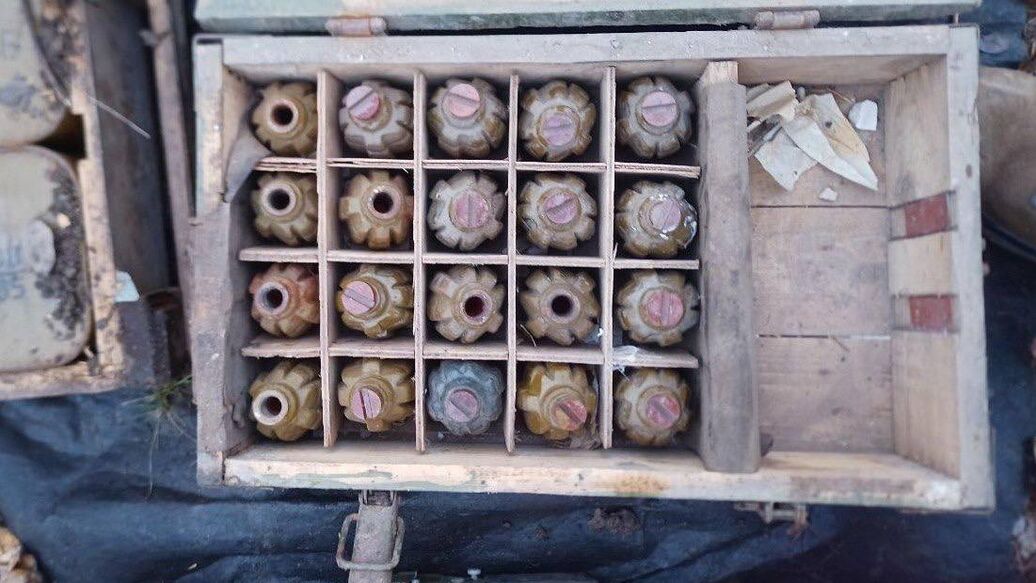 © Фото :  Росгвардия/Telegram<br>Сотрудники Росгвардии и ФСБ России обнаружили на бывших позициях украинских националистов тайник с оружием и боеприпасами