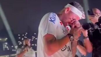 Нападающий Неймар расплакался во время презентации в качестве футболиста Сантоса Нападающий Неймар расплакался во время презентации в качестве футболиста Сантоса - РИА Новости, 1920, 01.02.2025