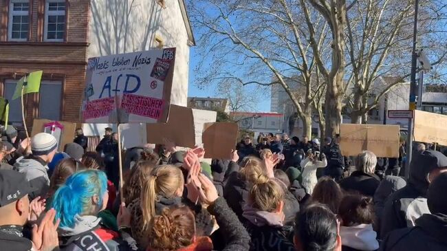 Манифестация против АдГ и ХДС в городе Ной-Изенбург под Франкфуртом на Майне