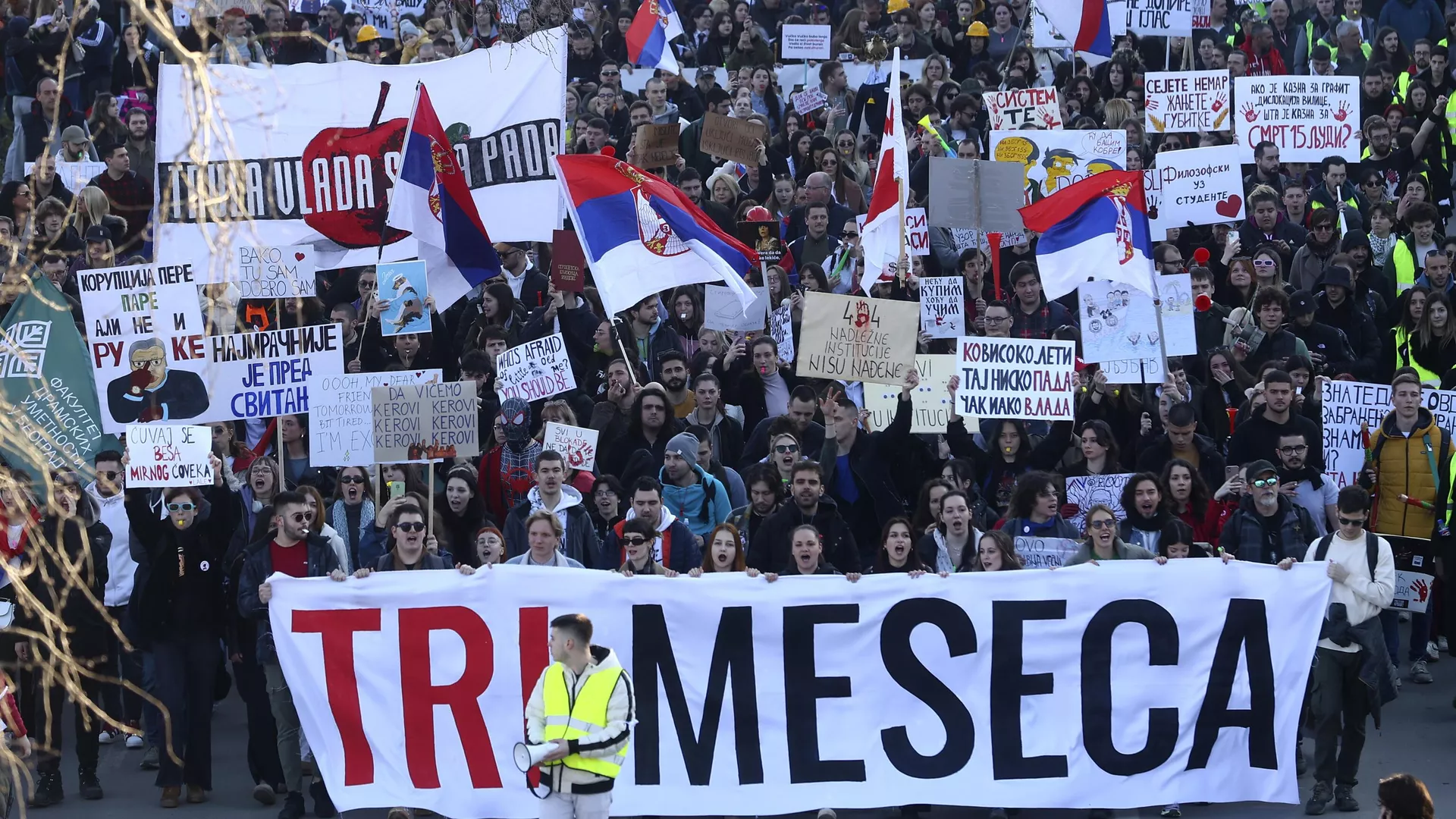 Протестующие в Сербии студенты заблокировали три моста в Нови-Саде