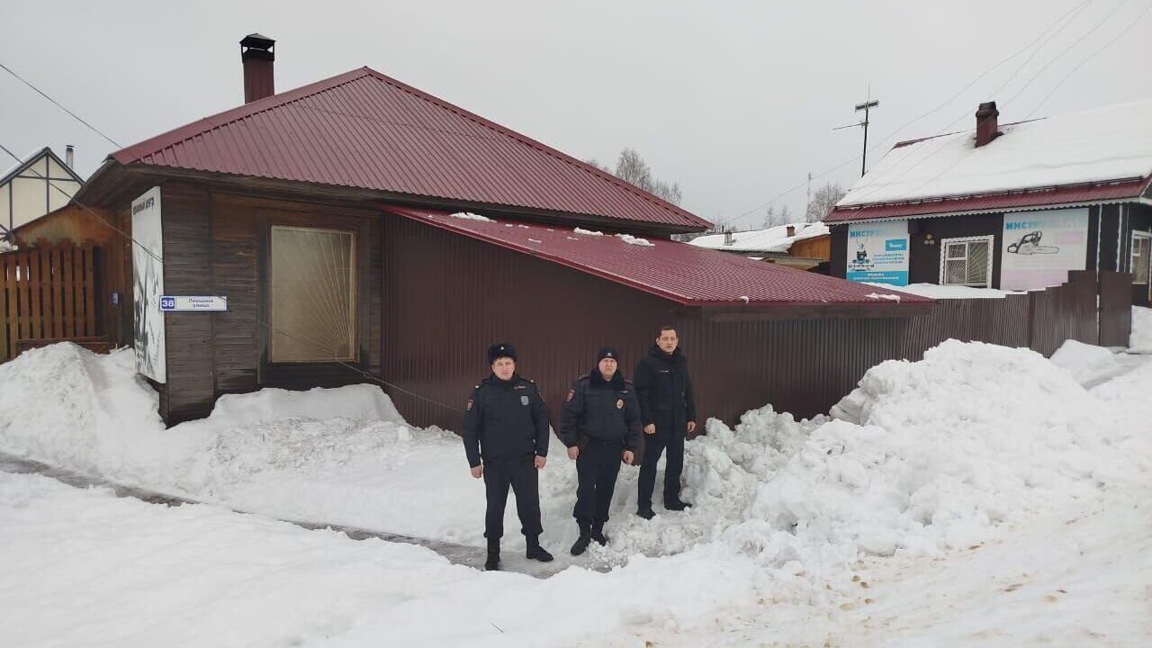 Полицейские спасли восьмилетнего ребенка из кучи снега в Кировской области - РИА Новости, 1920, 01.02.2025