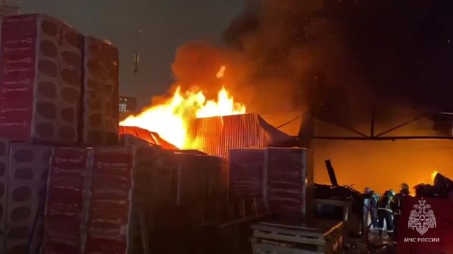 Пожар на складе на северо-западе Москвы 