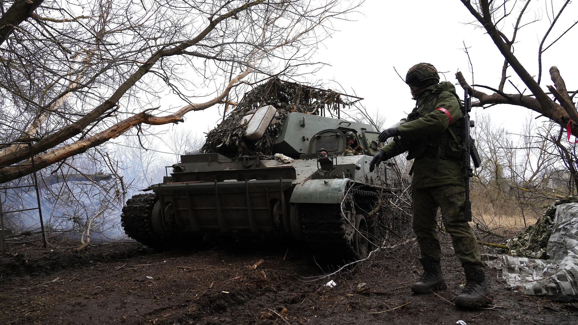 Командир артдивизиона корректирует работу