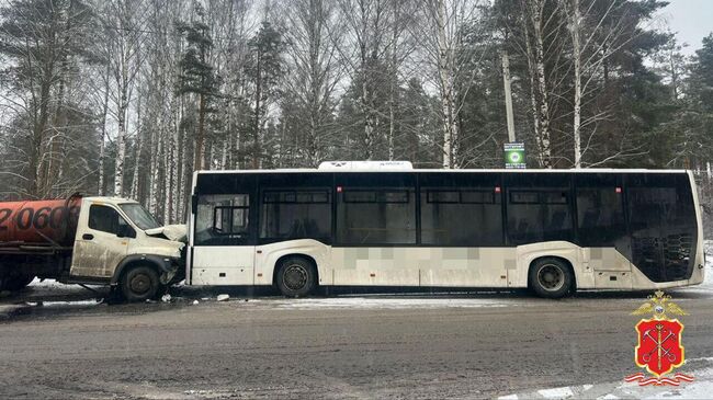 Последствия столкновения грузового автомобиля с автобусом во Всеволожском районе Ленобласти