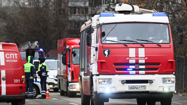 Сотрудники противопожарной службы МЧС РФ на месте взрыва в жилом комплексе Алые паруса на северо-западе Москвы