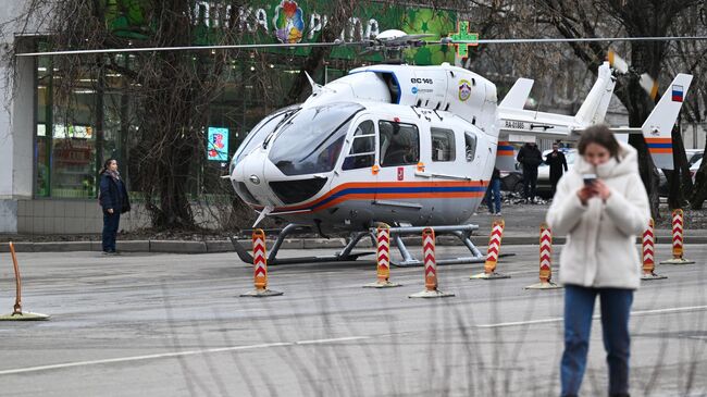 Вертолет спасательной службы МЧС РФ на месте взрыва в жилом комплексе Алые паруса на северо-западе Москвы