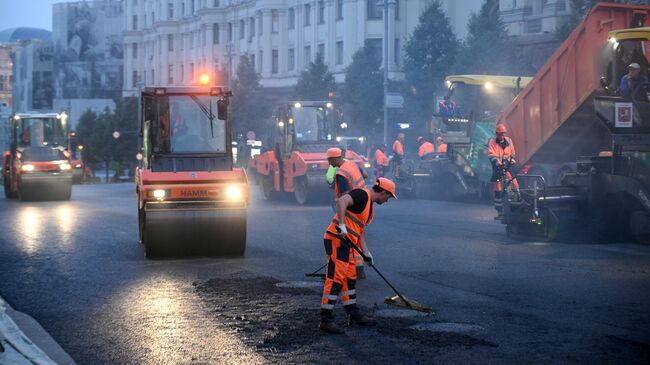 Работы по замене асфальта на участке Тверской улицы