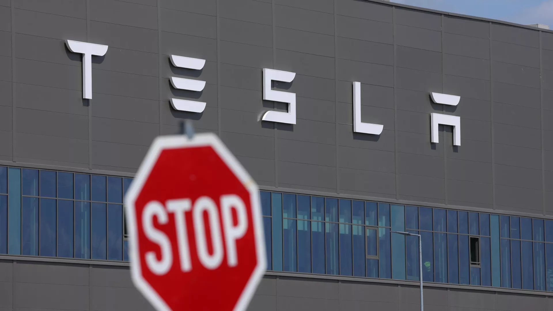 Логотип компании Tesla Логотип компании Tesla - РИА Новости, 1920, 03.02.2025