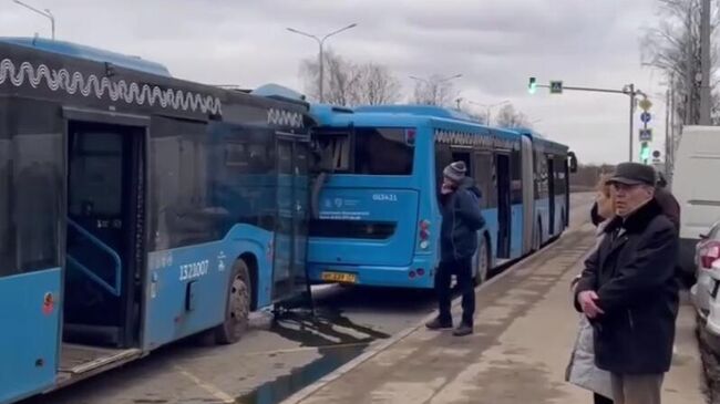 На месте ДТП с участием двух автобусов на Родниковой улице в Москве. Кадр видео