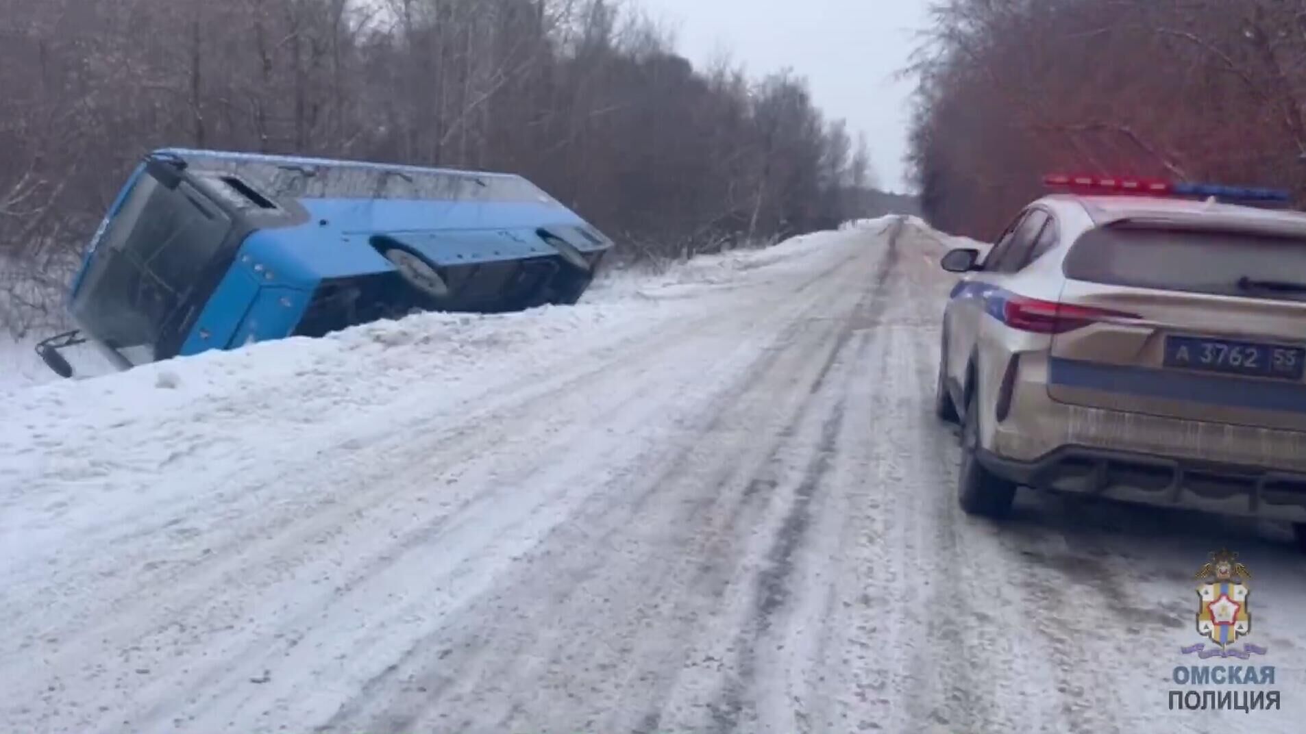 На месте ДТП с участием пассажирского автобуса в Омской области. Кадр видео - РИА Новости, 1920, 03.02.2025