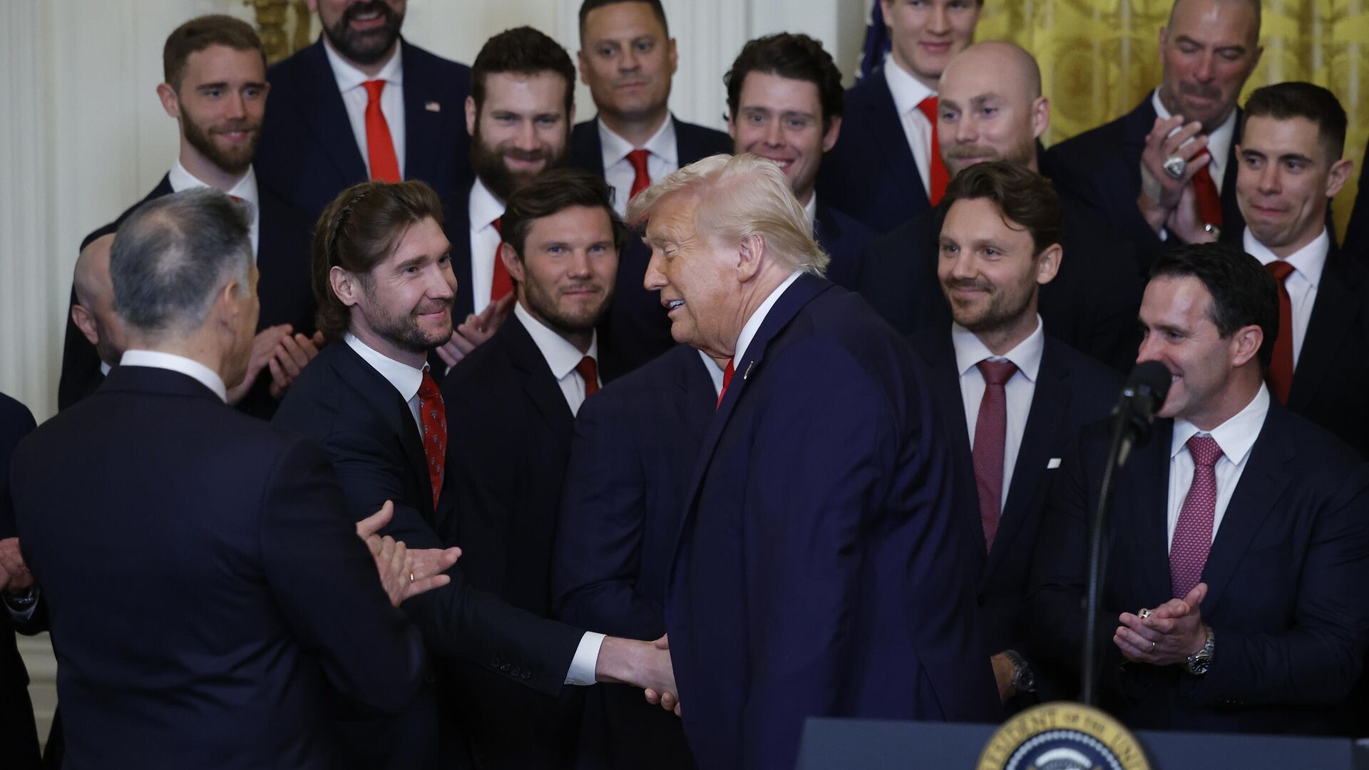 Президент США и вратарь Флориды Пантерз Сергей Бобровский - РИА Новости, 1920, 04.02.2025