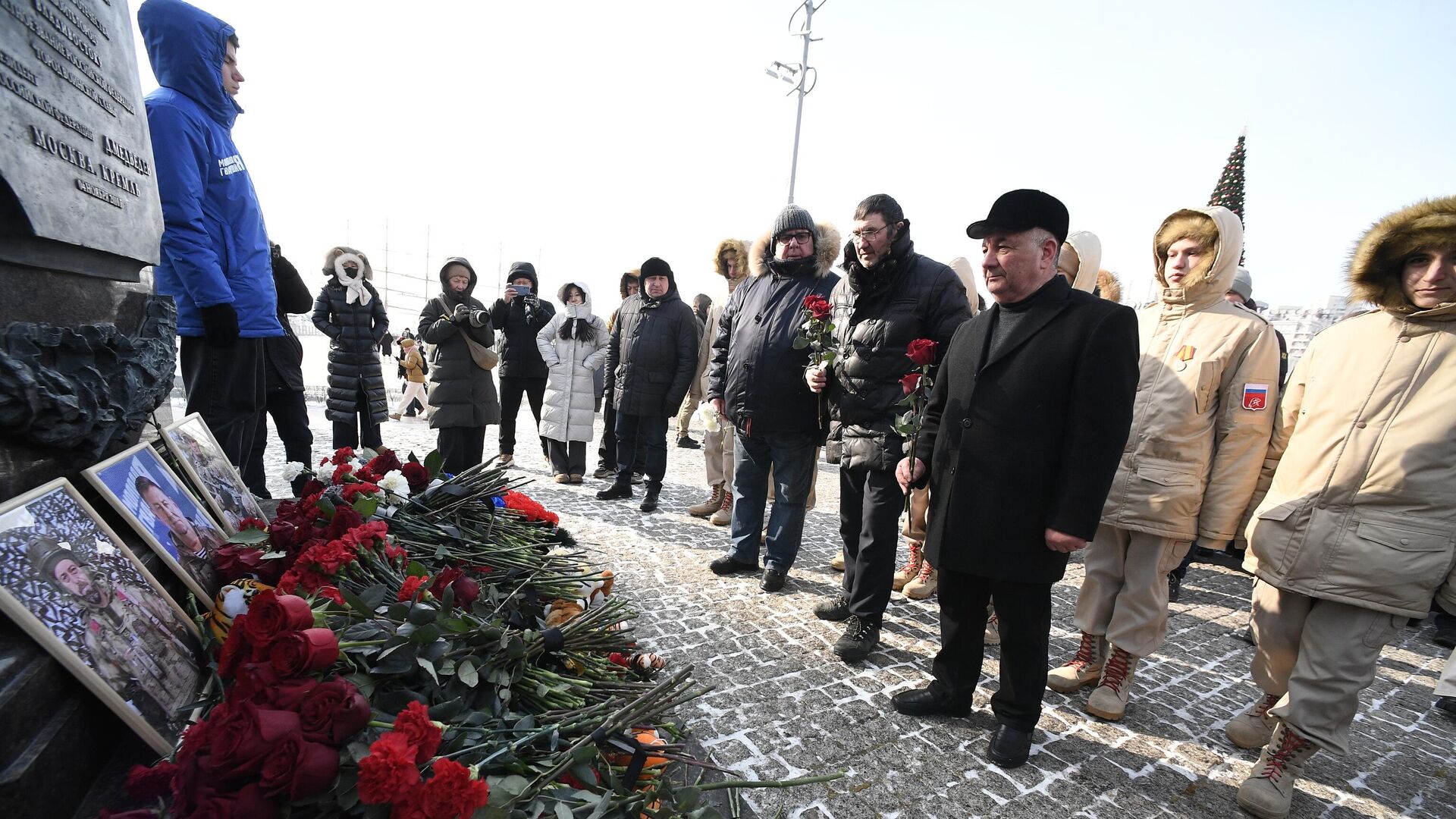 Представители органов власти и ветераны добровольческого отряда Тигр во вторник во Владивостоке возложили цветы в память о погибшем в Курской области первом командире этого отряда, вице-губернаторе Приморья Сергее Ефремове - РИА Новости, 1920, 05.02.2025