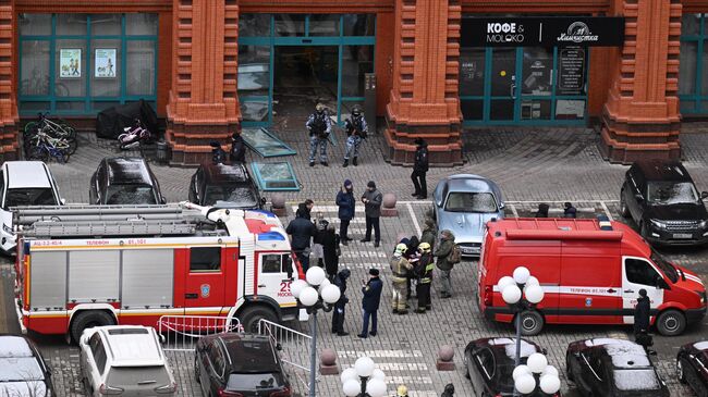 Сотрудники правоохранительных органов на месте взрыва в жилом комплексе Алые паруса 