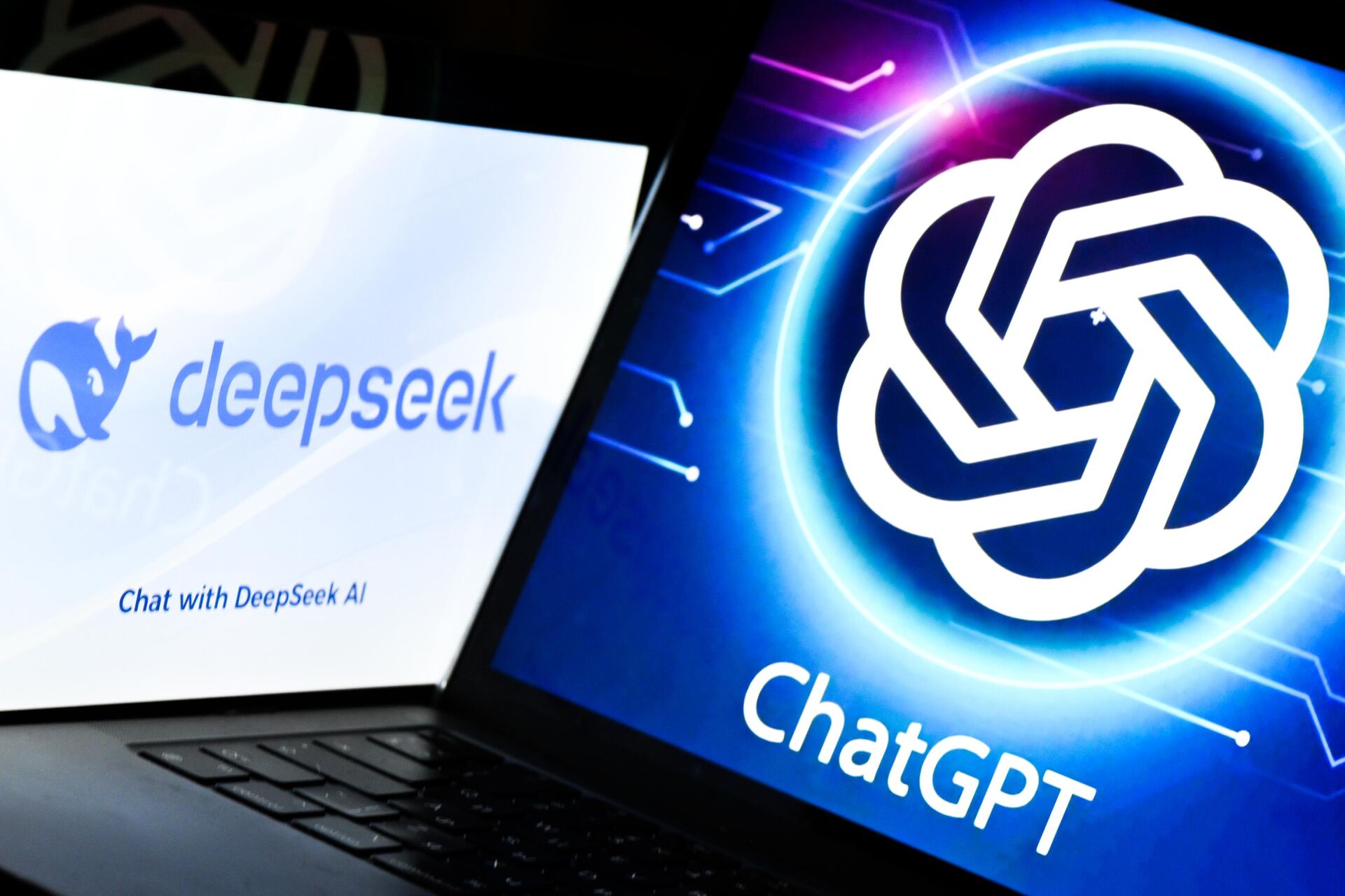 Логотипы DeepSeek и ChatGPT - РИА Новости, 1920, 24.04.2025