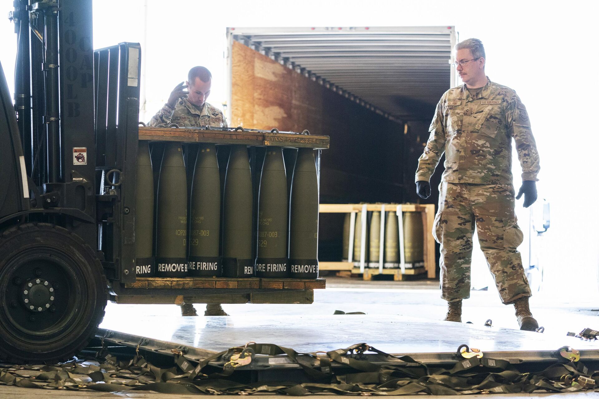Погрузка военной помощи для Украины на авиабазе Дувр, США Погрузка военной помощи для Украины на авиабазе Дувр, США - РИА Новости, 1920, 02.07.2025