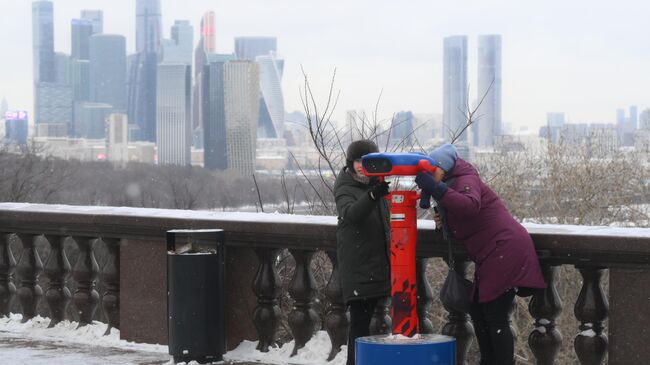 Люди на смотровой площадке на Воробьевых горах в Москве