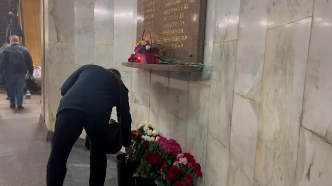 Москвичи несут цветы на станцию метро Автозаводская в память о жертвах теракта