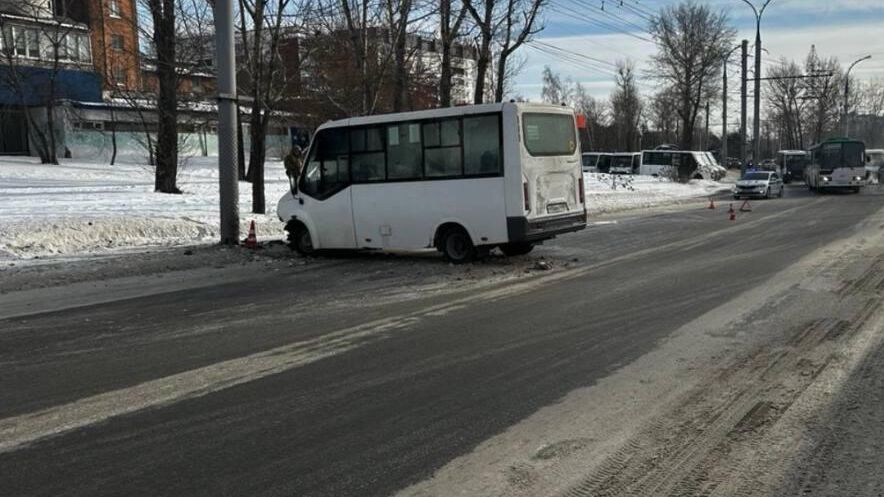 ДТП с участием маршрутного автобуса в Иркутске - РИА Новости, 1920, 06.02.2025