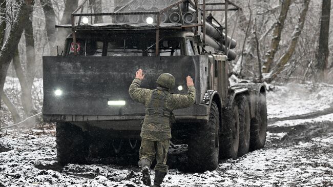 Зарядка реактивной системы залпового огня Ураган