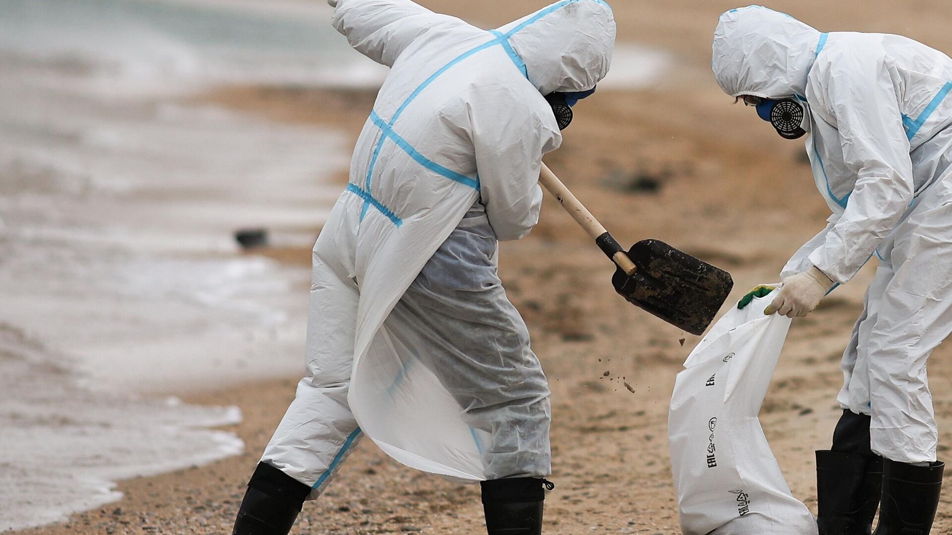 Волонтерский лагерь ликвидирует последствия разлива мазута в Черном море на Бугазской косе в Анапе - РИА Новости, 1920, 15.12.2025