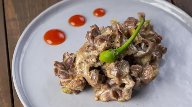 Куриная печень, тушеная со сметаной