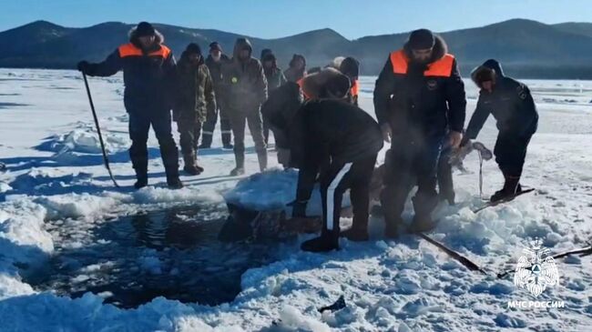 Сотрудники МЧС России на месте обнаружения тел утонувших в Байкале рыбаков