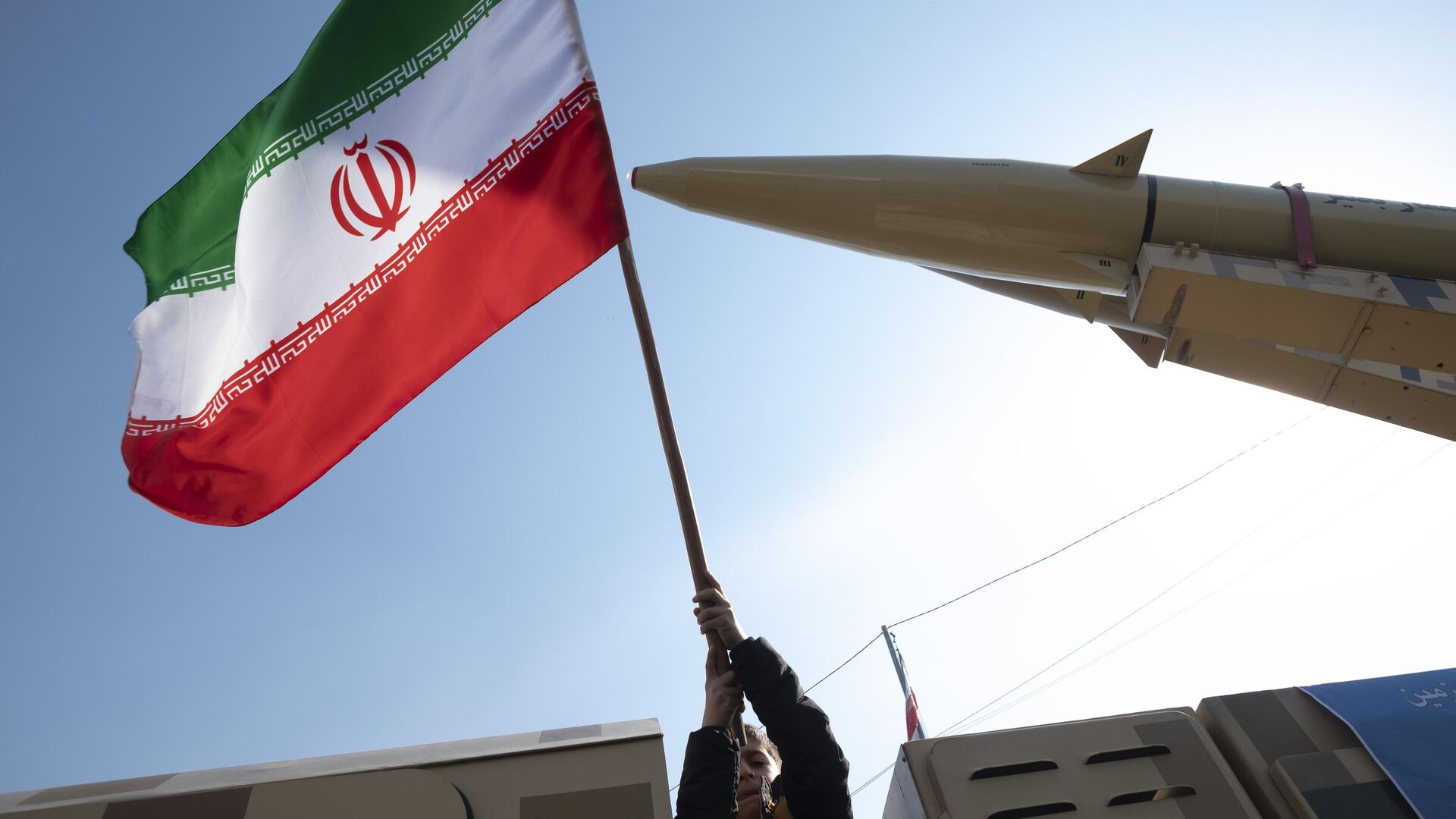 Иранский флаг рядом с ракетой Zolfaghar в Тегеране Иранский флаг рядом с ракетой Zolfaghar в Тегеране - РИА Новости, 1920, 07.02.2025