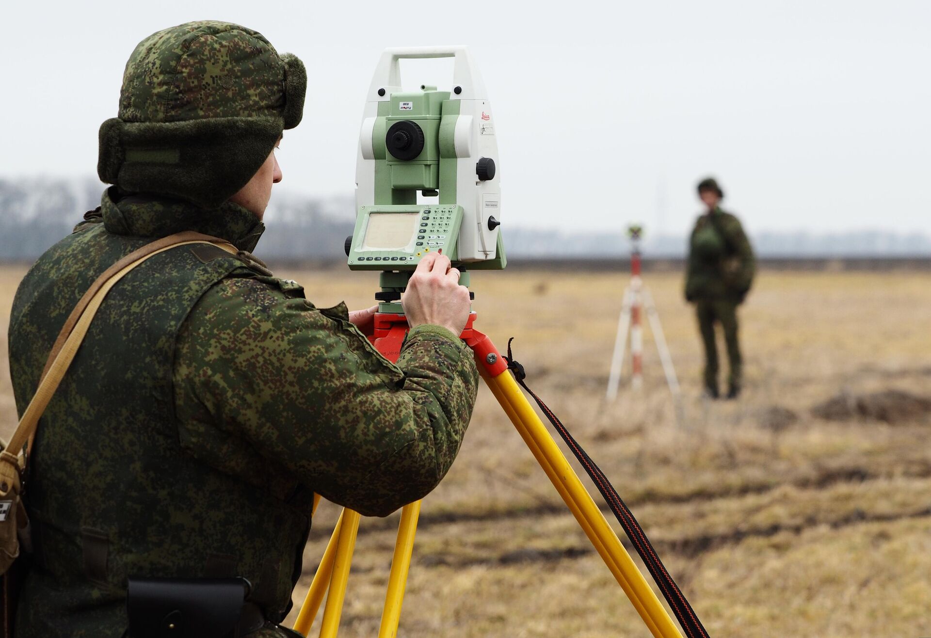 Военнослужащий работает с электронным тахеометром - РИА Новости, 1920, 07.02.2025