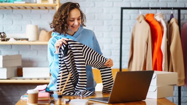 Девушка-предприниматель упаковывает товар