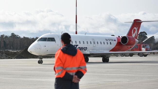 Самолет CRJ 200 авиакомпании UVT Aero в аэропорту Сухума