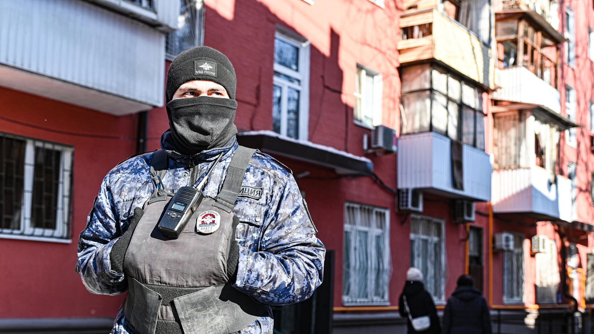 Полицейский на месте происшествия, где после атаки БПЛА повреждены окна и оконные рамы в нескольких домах. 8 февраля 2025 - РИА Новости, 1920, 08.02.2025