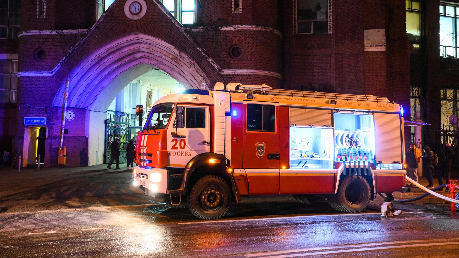 Пожарный расчет у административного здания на улице Электрозаводской в Москве - РИА Новости, 1920, 08.02.2025