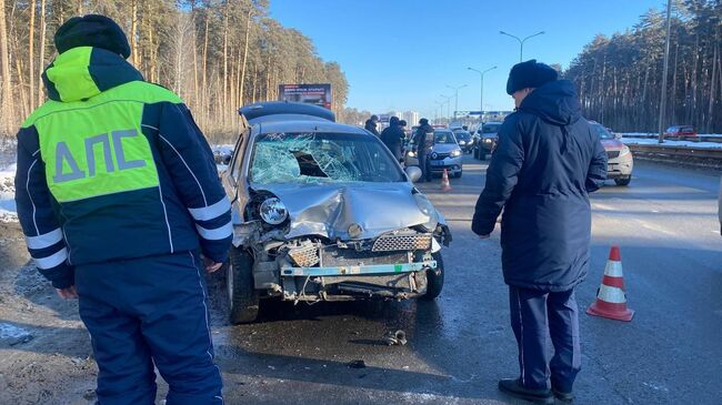 Место происшествия, где автомобиль наехал на группу пешеходов в Екатеринбурге. 9 февраля 2025 года